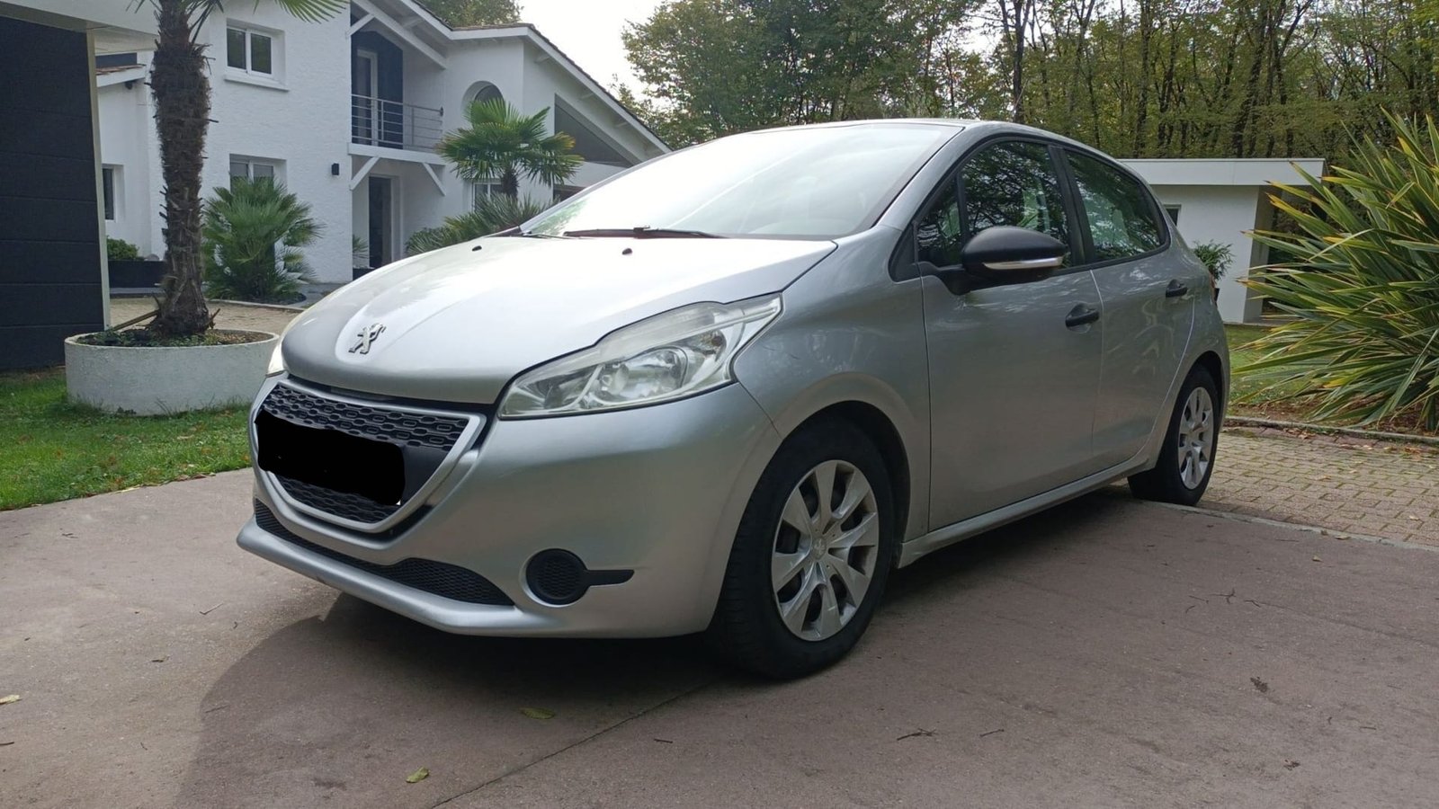 1 Peugeot 208 – Image 1